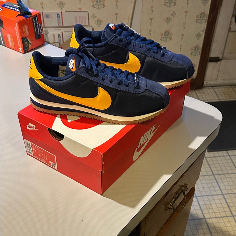 Nike Men's Cortez navy yellow men’s size 8 RARE NWT NIB